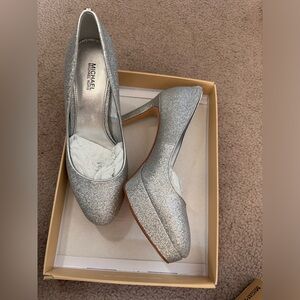 Michael Michael Kors Women Size 7M Silver Glitter Leather Chantal Platform Pump